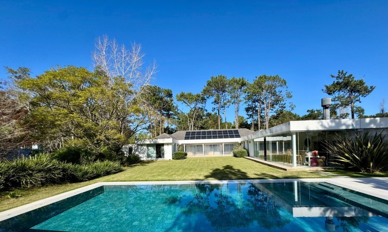 Casa en venta y alquiler en Laguna Blanca con piscina